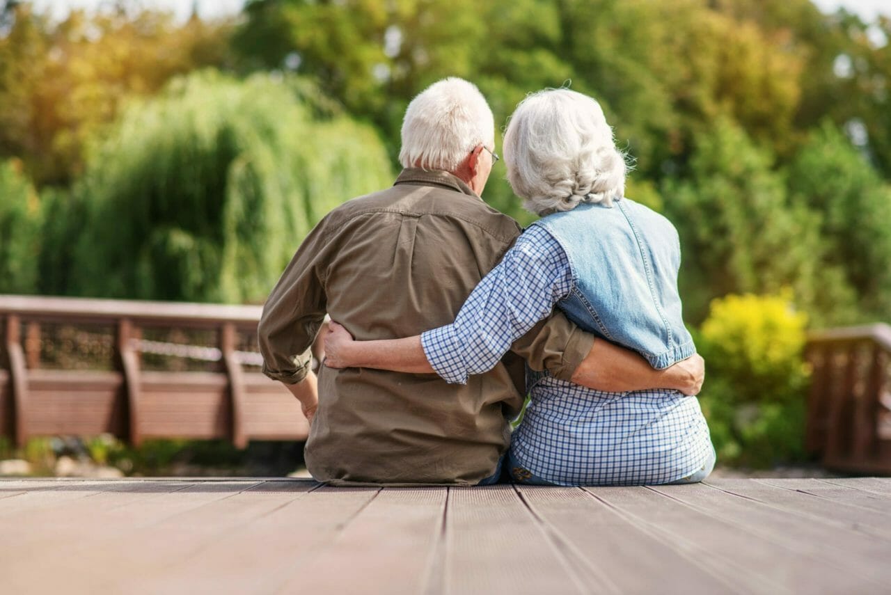Image de deux personnes âgées se tenant dans les bras